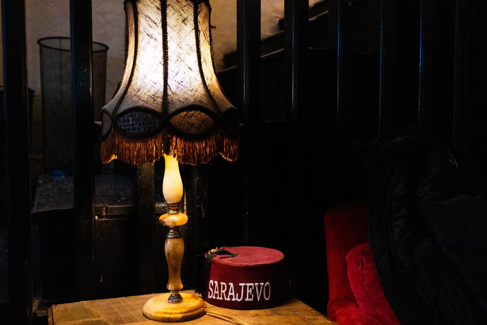Sarajevski fez i vintage lampa u Dibek kafani